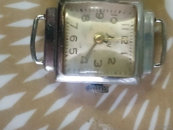 Часы наручные  ЛУЧ  . В ремонт,коллекцию,на запчасти. Состояние на скане.