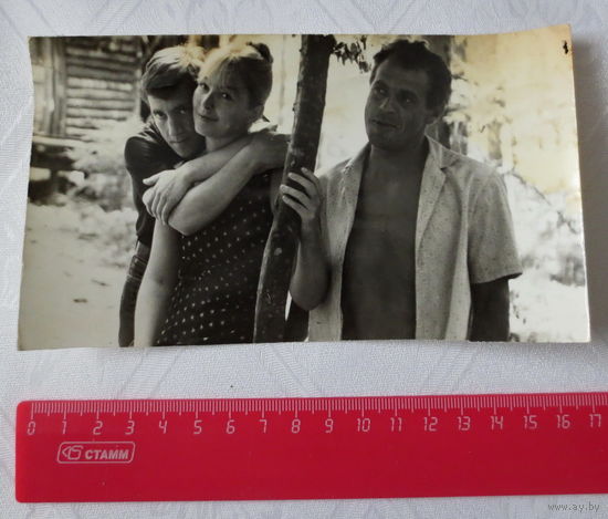 Высоцкий В.С, М. Влади, Туров В.Т. БССР, 1969 год. На съемках у режиссера Турова В.Т. Оригинальное фото из семейного архива друзей Турова В.Т. Желтизна от времени. Пятна от клея на оборотной стороне.