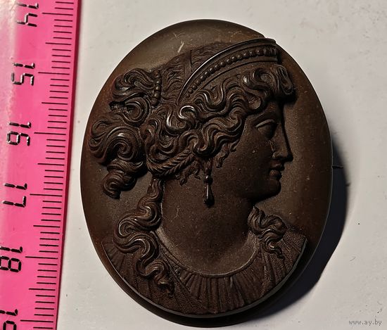 Брошь камея вулканит черная лава