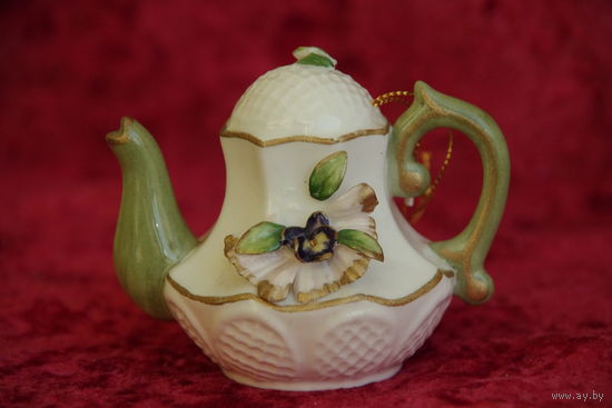 Статуэтка фарфоровая " Чайник " ( Филиппины ) высота 8 см , ширина 9,5 см