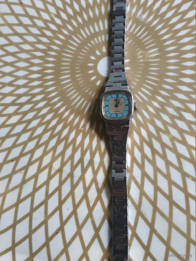 Часы наручные Чайка  с браслетом, тикают.  В коллекцию,ремонт,на запчасти.Состояние на скане.