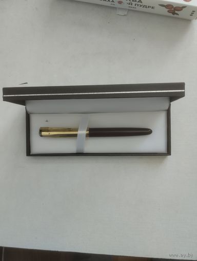 Ручка перьевая в футляре.