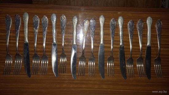 Вилки и ножи.
