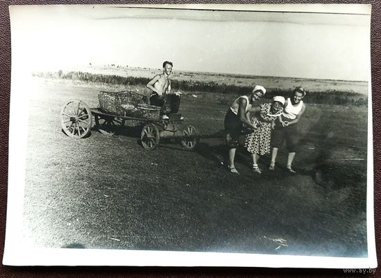 Фото "Тройка удалая". Студенты БПИ на "картошке" Начало 1960-х. 13х18 см