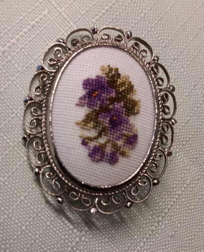 Винтажная брошь. Фиалки. Филигрань. Вставка -  вышивка Petit Point.