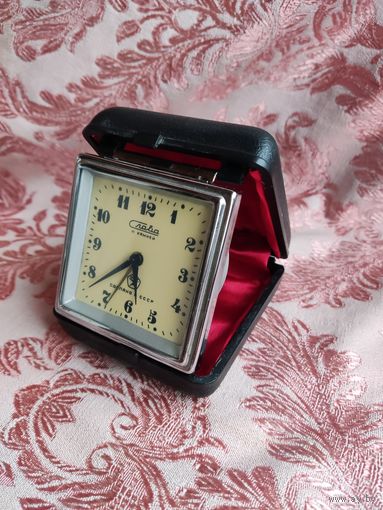 Дорожный коллекционный будильник Слава. 80-е годы.