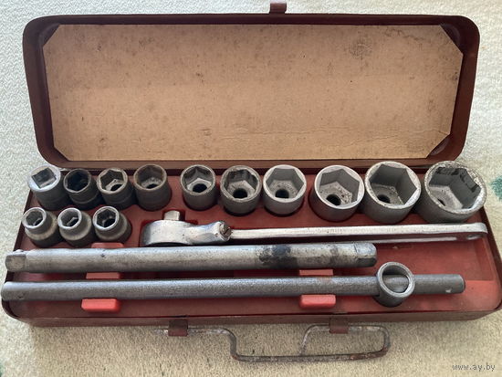 Набор СССР шоферского инструмента N 2 в металлическом боксе