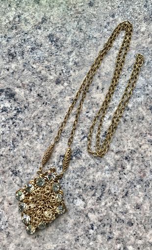 Кулон на цепочке. Колье