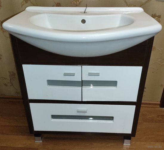 Умывальник, раковина керамика с тумбой для дачи. Б/у. Ширина тумбы - 70см, ширина с раковиной - 75 см. Находится во Фрунзенском р-не.  Звоните и спрашивайте.  Сифон в подарок