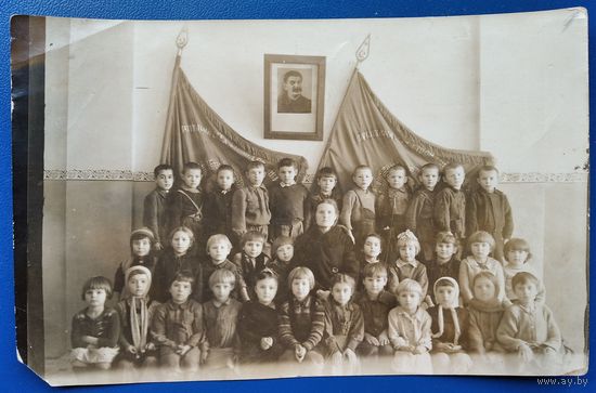 Фото детей под чутким взором вождя. 1930-е? 11.5х18 см.