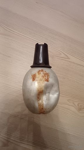 Фляга с манеркой и бакелитовой пробкой.