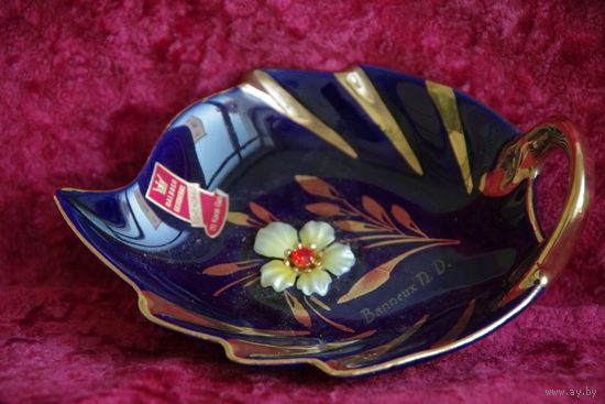 Ваза фарфоровая ( мелочница )   ( 11,5 см х 15 см , высота 5 см )    целая