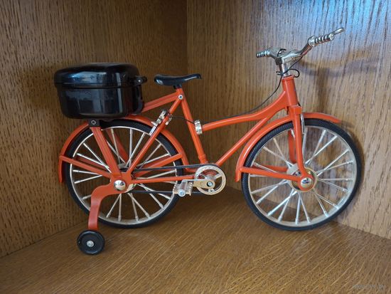 Велосипед ,едет играет музыка ,весь светится ,!980-х Австралия ,сша .