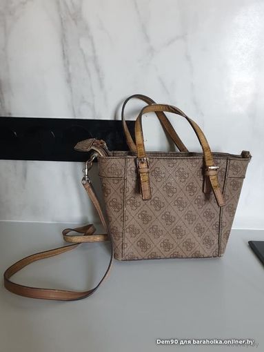 Сумка guess оригинал. Через плечо. 20 руб  Б.у. Состояние на фото. Потерты ручки, желателен ремонт ручки.  За мизерную цену 20 руб.