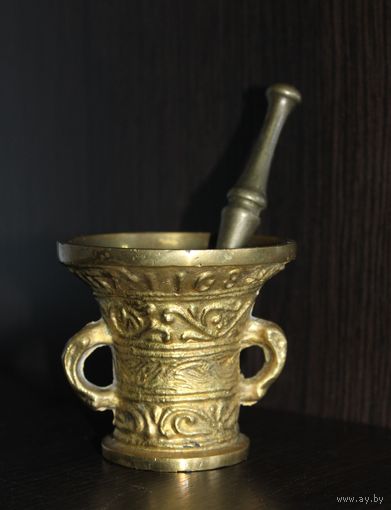 Латунная, винтажная ступка с пестиком.