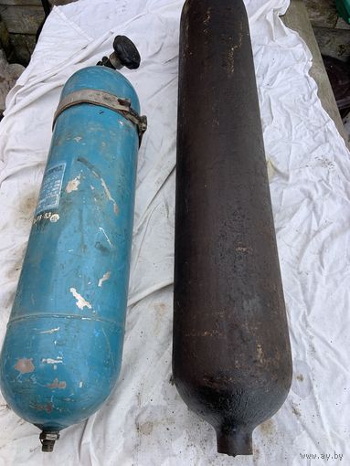 Прочный стальной баллон, на фото  ПРАВЫЙ,  высокого давления-150 ат, для запуска двигателя Т-34 сжатым воздухом-схема на фото 2.