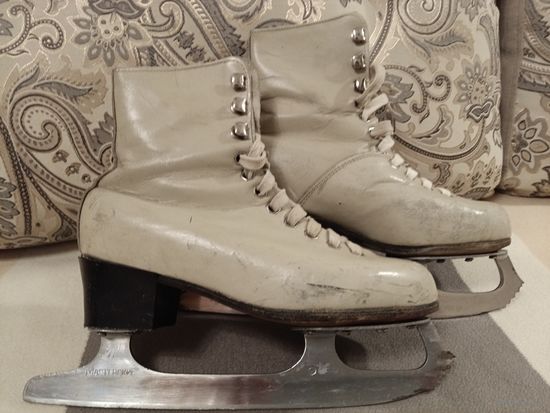 Коньки фигурные, р-р 36 (230)