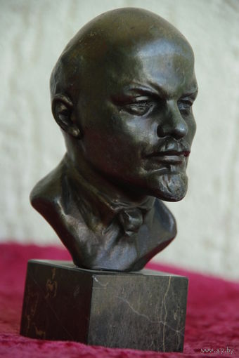 Бюст  Ленин  ( авт. Аксенов  )  высота 19 см