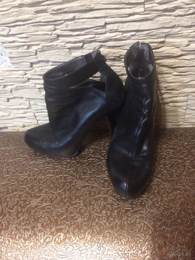 Стильные ботильоны Guess на 38-39 размер (маркировка 39) из качественной натуральной кожи черного цвета. Состояние отличное. Высота каблука 9,5 см.