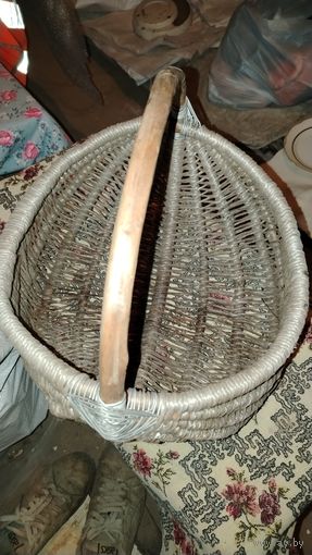 Корзина плетёная. Лоза. Шпагат.