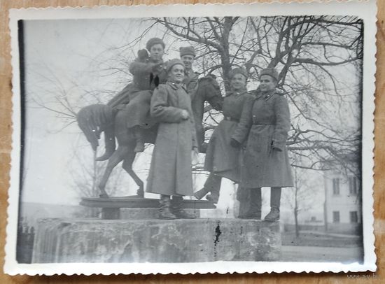 Фото советских солдат на памятнике в Европе. 8х11.5 см