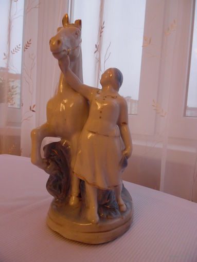 КОЛХОЗНИЦА С КОНЕМ.СТАРАЯ ГЖЕЛЬ.50-Е ГОДЫ.ВЫСОТА 26.9 СМ.