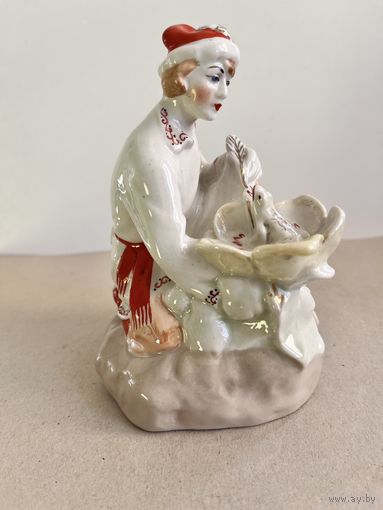 СТАТУЭТКА ФАРФОРОВАЯ "ИВАН ЦАРЕВИЧ И ЦАРЕВНА ЛЯГУШКА". МФФЗ (МИНСК). КРАСНОЕ КЛЕЙМО. 1 СОРТ. РАННИЙ ВЫПУСК. СМ.ФОТО, ОПИСАНИЕ.