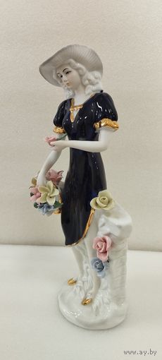Статуэтка фарфоровая Девушка в шляпке с корзиной цветов, высота 30 см. Европа