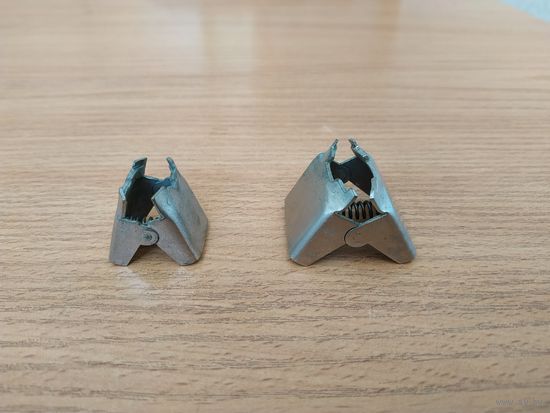 Две пружинные подставки для удержания механизмов часов.