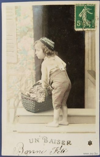 Детская фотооткрытка. Целую. С праздником. Франция. Начало 20-го века.