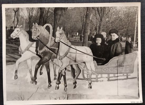 Фото детей в тройке. г. Одесса. 1958 г. 8.5х11 см.