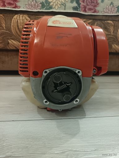 Двиганель от мотокосы 4Т Eland, четырёхтактный, менялся поршень, кольца, подшипники, прокладка из картона подтекает маслом. Заводится 1 раз из ста. Надоело ковыряться в нём.