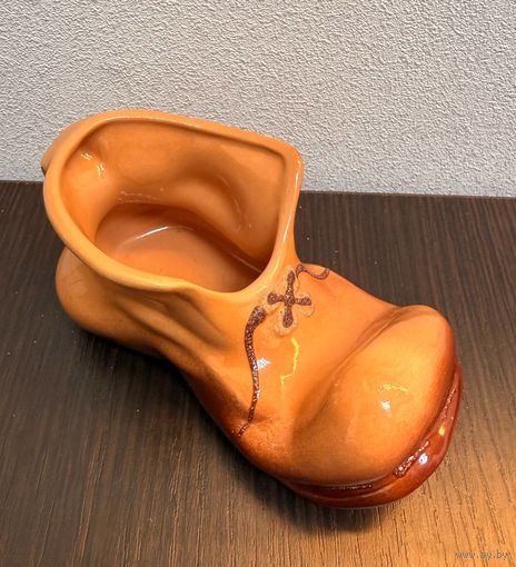 Винтажная  пепельница в форме башмака из обливной керамики.