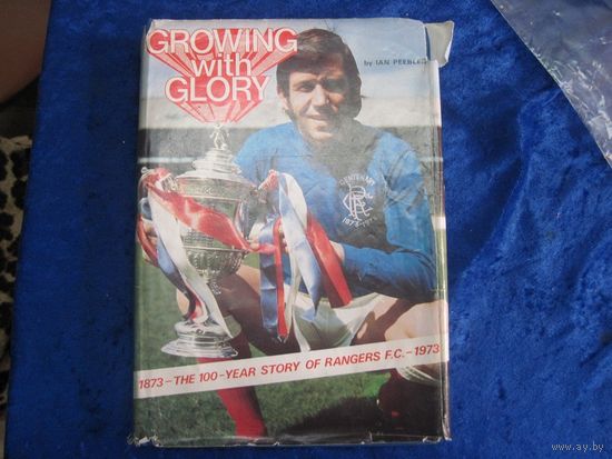 Growing with glory by J. Reables. Книга с оригинальным автографом Джока Уоллеса-легендарного шотландского футбольного тренера..