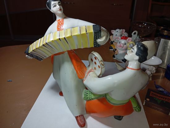 Фарфоровая статуэтка называется   - Гопак также известна как Украинский танец  , Танец с бубном  .Она была изготовлена на Полонском заводе СССР .