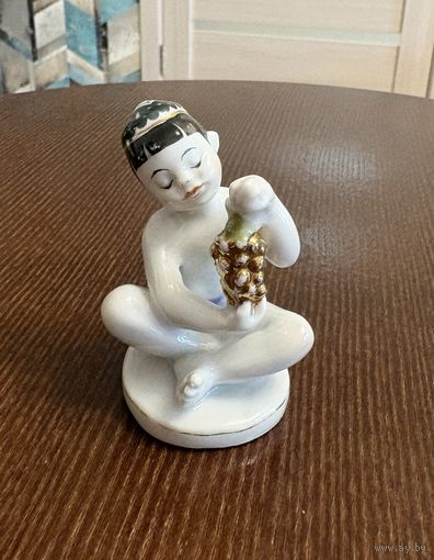 Статуэтка Фарфоровая Мальчик с виноградом . ЛФЗ . В/с