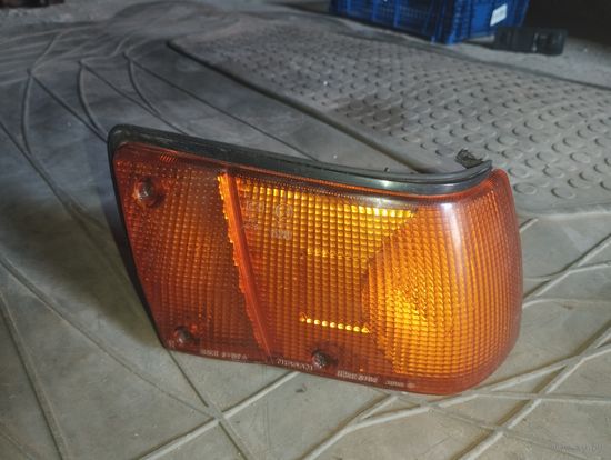 Поворотник правый Nissan Sunny N13
