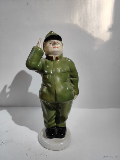 Фарфоровая статуэтка "Швейк".Чехословакия.(склейка ног).