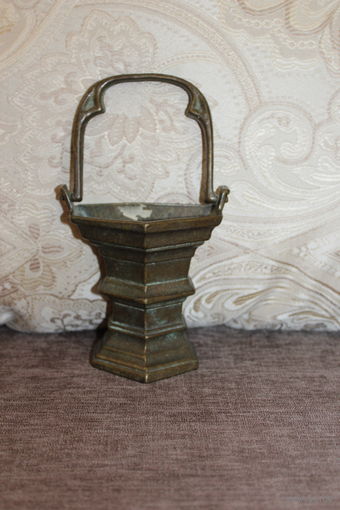 Тяжёлое, настенное, латунное кашпо, высота с ручкой 18 см., вес 550 грамм.