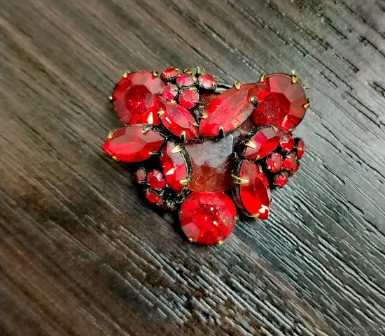 Брошь винтажная с красными кристаллами , чехословацкая бижутерия эпохи СССР.