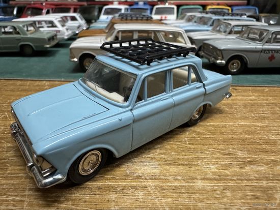 Москвич 408 с багажником, решетка с двумя круглыми фарами. Классический светло-голубой цвет. Пятничный вечер в синих, голубых и серых тонах.