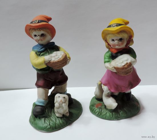 Статуэтки фарфоровые "Дети с корзинками" 80-е годы Европа. Высота 11.5 см. - 2 шт.