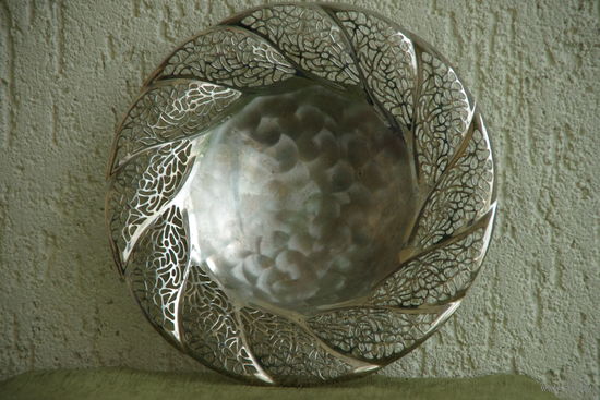 Ваза  ( диаметр 23,5 см , высота 5,5 см )