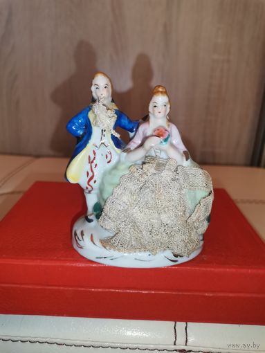 Фарфоровая статуэтка "Дама с кавалером", высота 9 см., без сколов и трещин.
