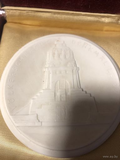 Медаль   Старинная  фарфор .. мейсон