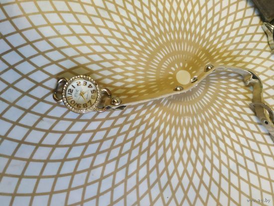 Часы наручные с ремешком   ,   тикают. Состояние на скане.