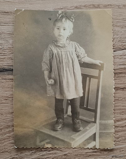Девочка на стуле, СССР 1950 г.