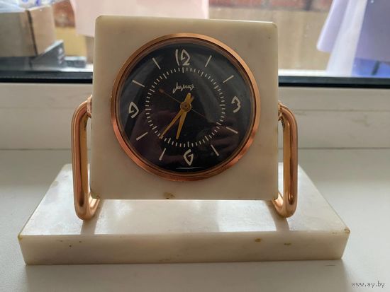 Часы Молния на мраморной подставке . Рвботают