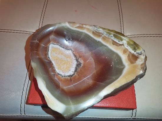 Тяжёлая мелочница вырезанная из оникса, размер 17*13*4 см., есть мелкие коцки.