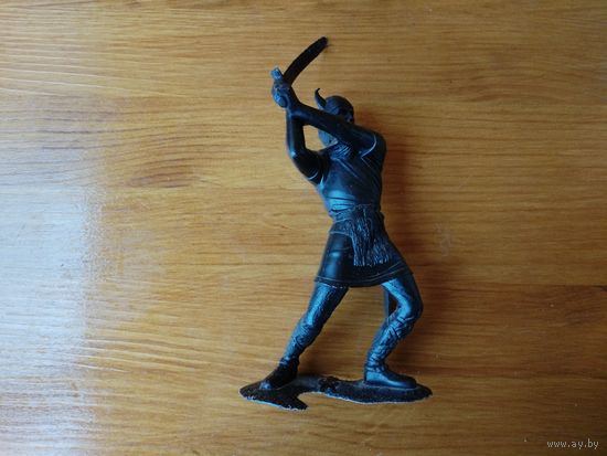 Фигурка викинга.